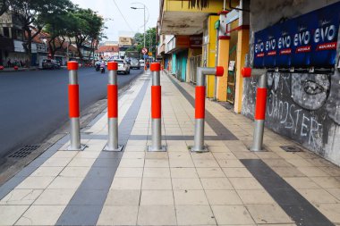 Surabaya 'da yaya için kaldırım. Surabaya, Endonezya - 21 Şubat 2024