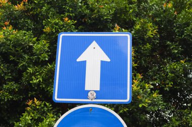 Mavi yönlü ok işareti. Surabaya, Endonezya - 21 Şubat 2024