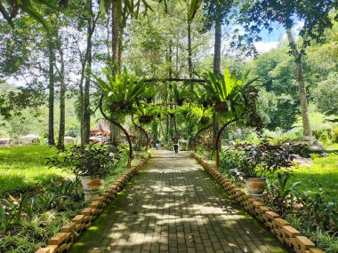 Taman Kemesraan 'ın manzarası. Endonezya turizmi. Nehir, ağaç ve orman gibi güzel mimari ve doğa. Malang, Endonezya - 6 Maret 2024