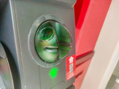 ATM makinesinin kart yuvası. Surabaya, Endonezya - 6 Maret 2024