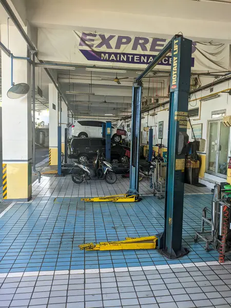 Toyota Servis Merkezi 'nin araba tamirhanesinde. Surabaya, Endonezya - 6 Maret 2024