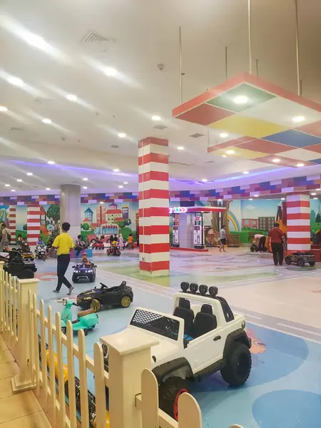 Alışveriş merkezinin içindeki oyun alanı manzarası. Surabaya, Endonezya - 13 Mayıs 2024