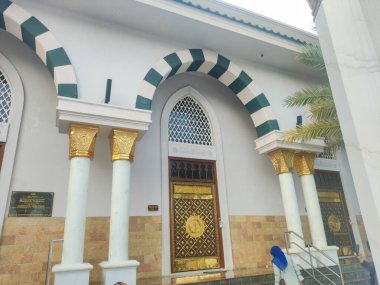 AR Rahman Camii manzarası. Süslü süslerle dolu bir dua salonu. Blitar, Endonezya - 13 Mayıs 2024