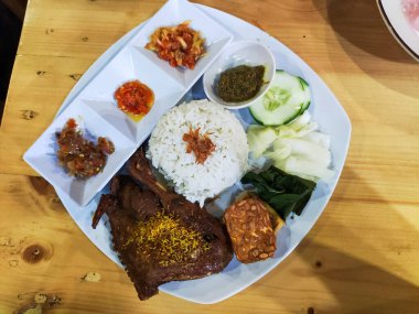 Bir tabak bebek goreng ya da kızarmış ördek. Endonezya yemekleri