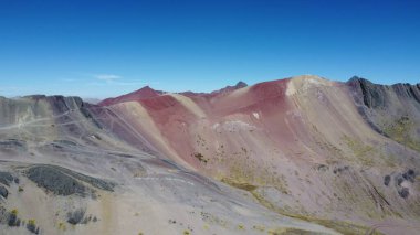 Gökkuşağı dağlarının kızıl vadisine giden yol. Vinicunca, Peru