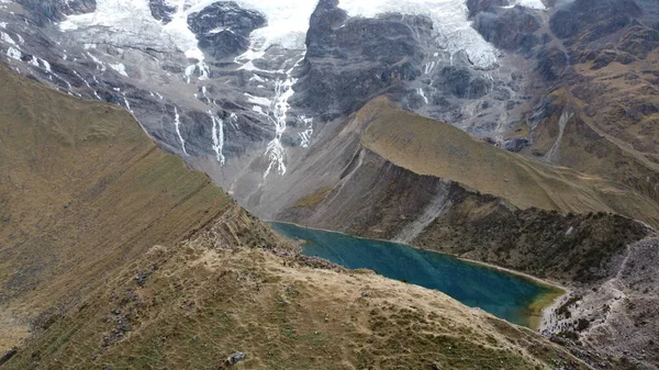 Humantay Gölü, Peru 'nun dağlık bölgesinin birçok gizli taşından biridir..