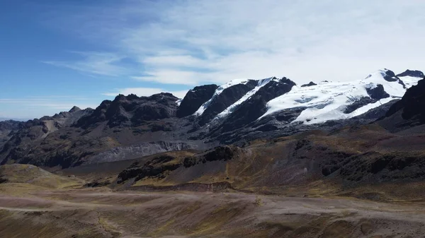 Buzulun yakınındaki güzel manzaralar. Vinicunca, Peru