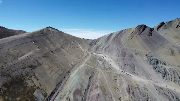 Gökkuşağı dağlarının yanındaki gözlem güvertesine giden yol. Vinicunca, Peru