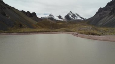 Ausangate Dağı 'na giden ilk göl, Peru.