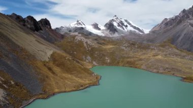 Dağlardaki Mavi Göl, Peru