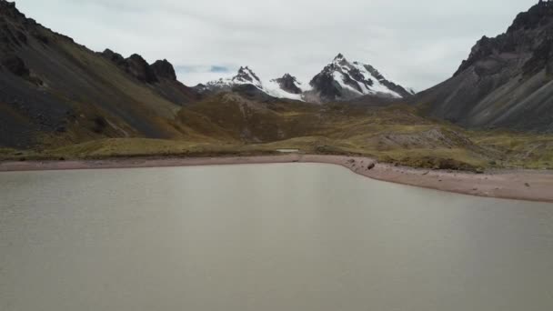 Πρώτη Λίμνη Στην Πεζοπορία Στο Όρος Ausangate Περού — Αρχείο Βίντεο