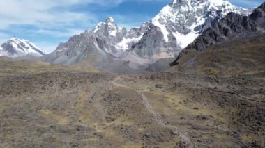 Peru, Ausangate Dağı 'nın yedi gölüne giden yol.