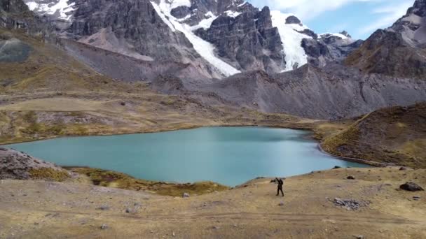 Lago Azul Alto Las Montañas Perú — Vídeo de stock