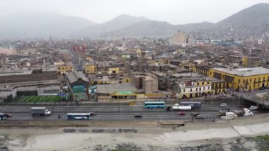 Otoyol ve yerel halkın yaşadığı mahalle. Lima, Peru