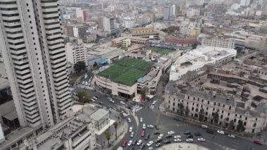 Lima şehrindeki binaların çatısındaki futbol sahaları. Peru