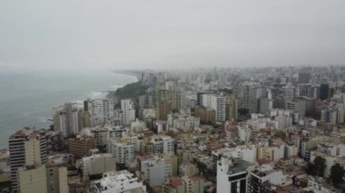 Evler ve ofis binaları şehrin rıhtımına yakındır. Lima, Peru