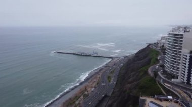Lima şehrindeki sahilde dalgalar. Peru