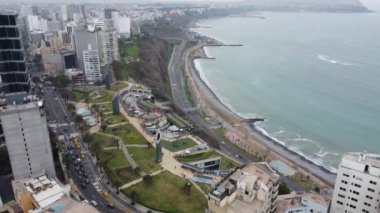 Larcomar Alışveriş Merkezi. İnsansız hava aracı görüntüsü. Lima, Peru