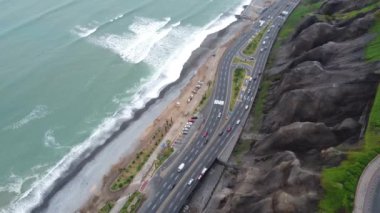 Sahile yakın, büyük dalgalarla dolu bir otoyol. Lima, Peru