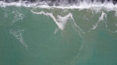 Siyah kumlu güzel bir sahil, Lima şehri. Peru