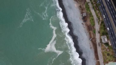 Şehrin rıhtımına yakın dalgaları olan güzel bir sahil. Lima, Peru