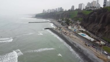 Lima sahilinde sörfçüler. Peru