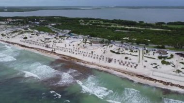 Delfines Plajı Cancun 'un en ünlü ve pitoresk plajlarından biridir. Meksika