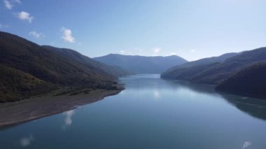 Göl olarak da bilinen Zhinvali (Jinvali) su deposu Gürcistan Askeri Otoyolu üzerinde yer almaktadır. Sovyetler barajı 1980 'lerde inşa etti..