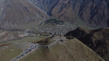 Ünlü Gergeti kilisesi ve Stepantsminda köyünün insansız hava aracı görüntüsü inanılmaz. Georgia
