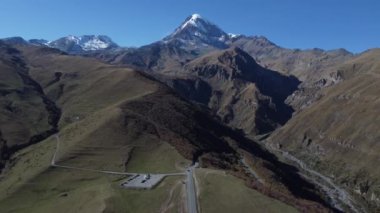 Kazbek soyu tükenmiş bir stratovolcano, yüksekliği 5,033 metreye ulaşır. Rusya ve Gürcistan sınırında yer almaktadır..