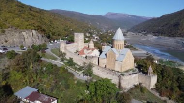 Zhinvali Barajı yakınlarındaki ünlü Ananuri Kalesi.