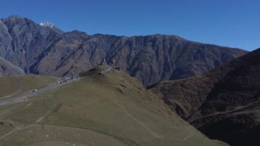 Gergeti Üçlemeci Kilisesi bir tepede tek başına duruyor. Georgia 