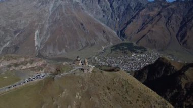 Kazbegi Dağı yakınındaki köy ve dağdaki ünlü kilise.