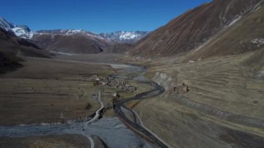 Ünlü Truso Vadisi 'nin merkezindeki dağların tepesindeki terk edilmiş Ketrisi köyü. Georgia