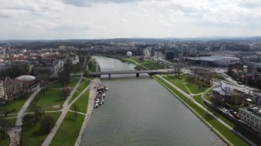Krakow 'daki Vistula Nehri boyunca İHA uçuşu