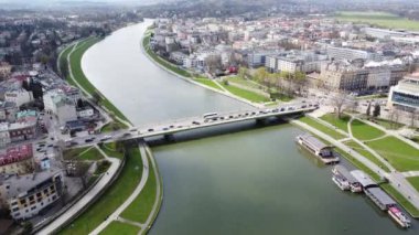  Polonya 'daki Vistula Nehri üzerinde bulunan inanılmaz şehir Krakow.