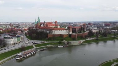 Polonya 'daki Wawel Kalesi' nin güzel bir manzarası. 