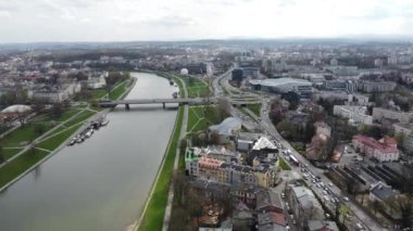 Nehir şehrin içinden geçiyor. Güzel drone atışı. Polonya 'nın Krakow kenti