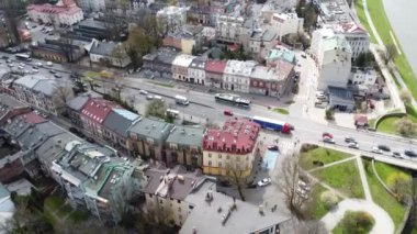 Krakow 'un mahallelerinden birinin manzarası. Köprü, evler, park ve nehir