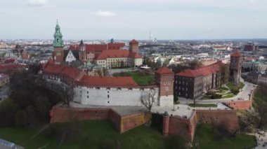 Wawel Kalesi, Krakow 'da görmezden gelinemeyecek bir cazibedir. Polonya
