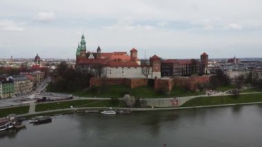 Wawel Kalesi ve Wawel Tepesi Polonya 'nın tarihsel ve kültürel açıdan en önemli yeridir..