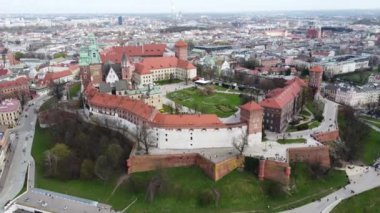 Krakw 'ın asıl ilgi odağı ünlü Wawel Kalesi. Polonya