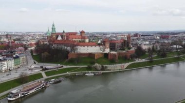 Krakow 'daki Wawel Kraliyet Şatosu ülkenin en önemli sembolüdür. Polonya