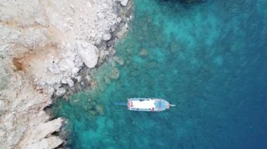 Türkiye 'nin Suluada adası yakınlarındaki bir körfezde turistli bir tekne durdu