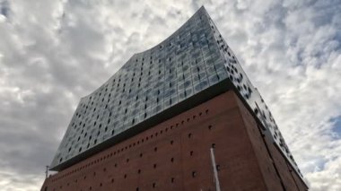 Hamburg 'un alışılmadık binalarından birinin manzarası.