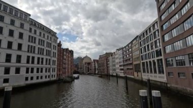 Hamburg 'un alışılmadık binalarından birinin manzarası.