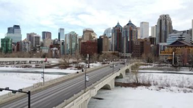 Calgary şehir merkezine giden yol donmuş nehrin karşısında. Kanada 'da kış. Calgary, Alberta.