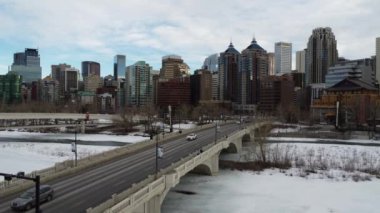 Donmuş nehir, köprü ve Calgary, Alberta 'nın yüksek binaları. Kanada