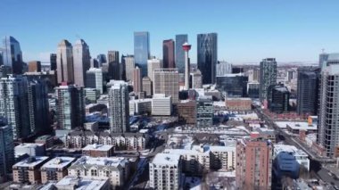 Calgary 'nin en yüksek binaları ve kulesi. Kanada Alberta 'da kış