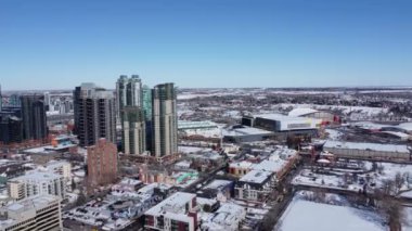 Calgary şehir merkezinde İHA uçuşu. Kış, Kanada